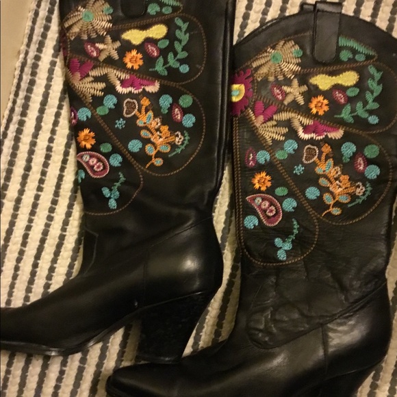 Embroidered cowgirl boots - Picture 2 of 5